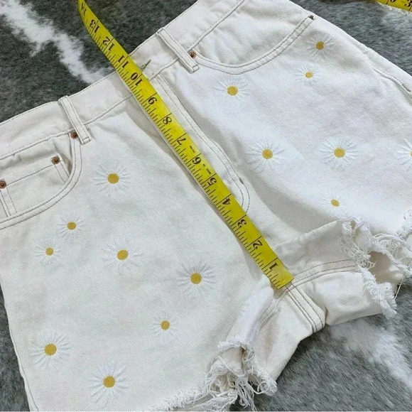 PacSun Daisy Embroidered Denim Shorts - Picture 11 of 12
